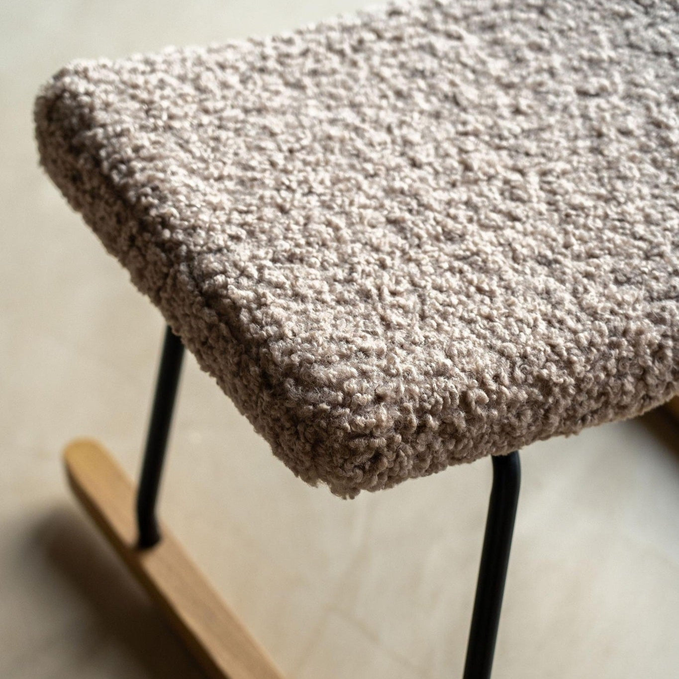 Quax Hocker Rocker Rocking Footstool - De Luxe - Teddy/Stone