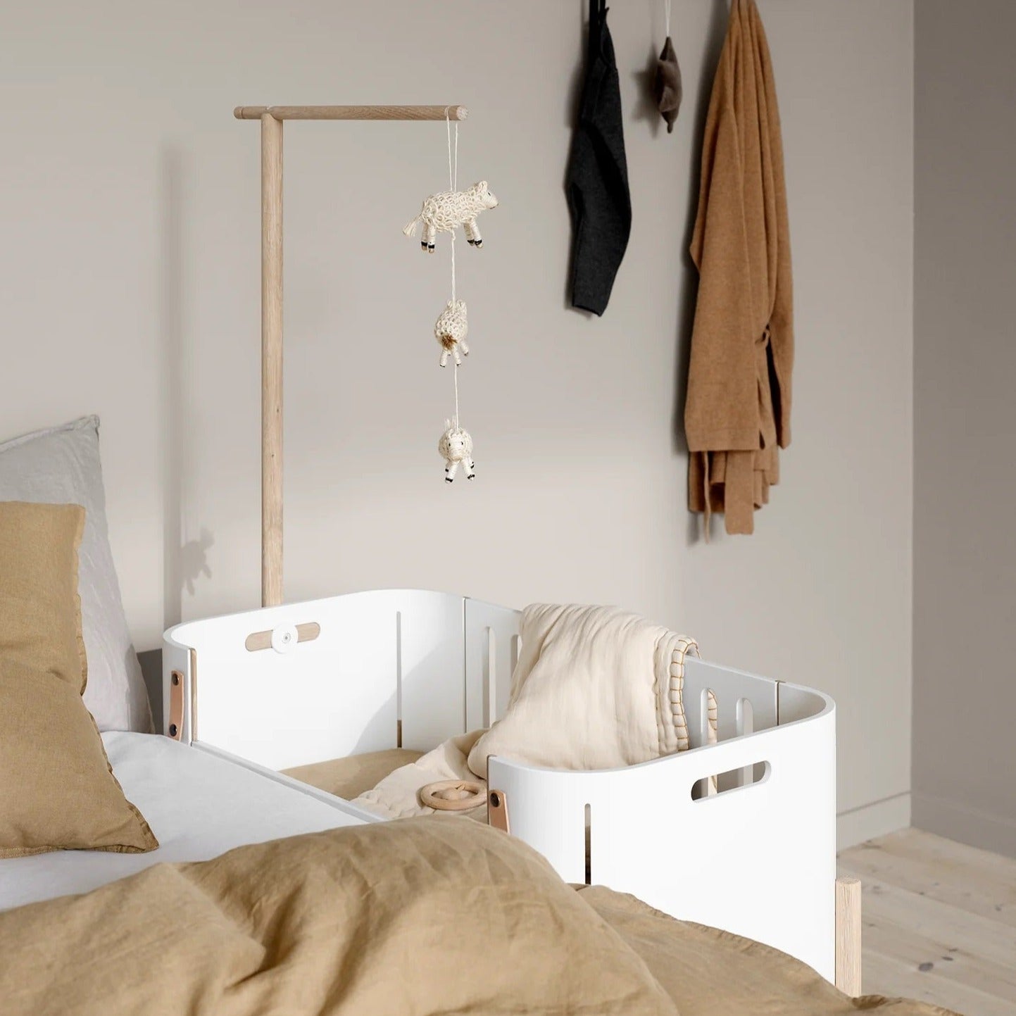 Oliver Furniture Wood Co-Sleeper Incl. Bench Conversion - White/Oak