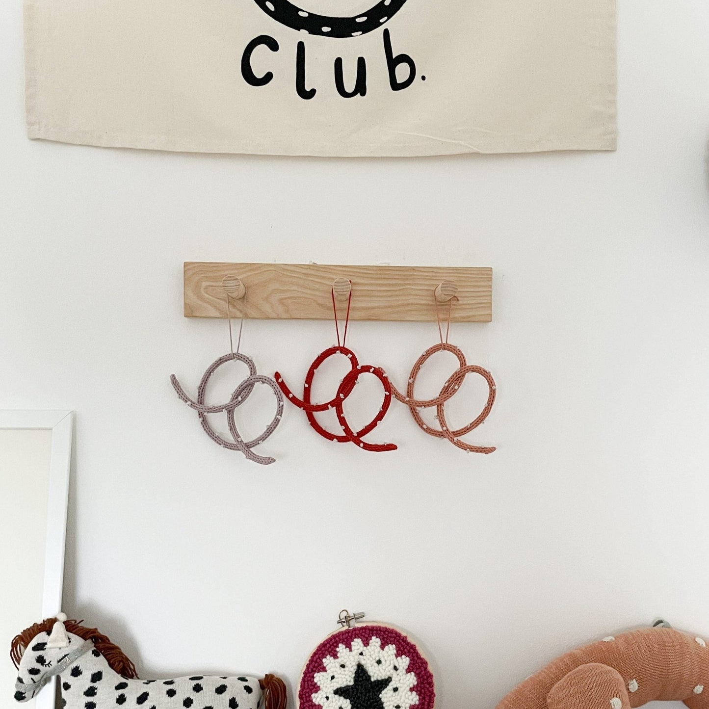 heykiddostudio Pretzel Wire Wall Sign