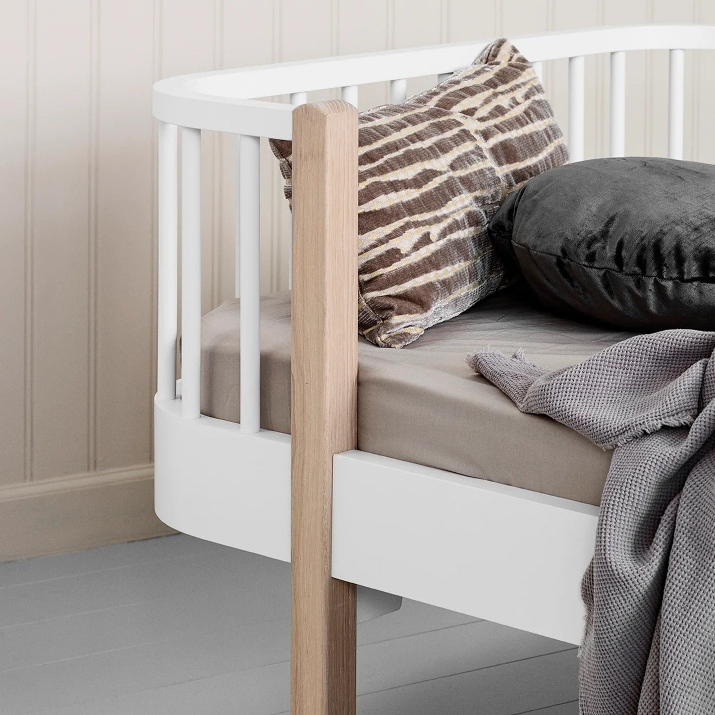 Oliver Furniture Wood Original Junior Day Bed - White/Oak