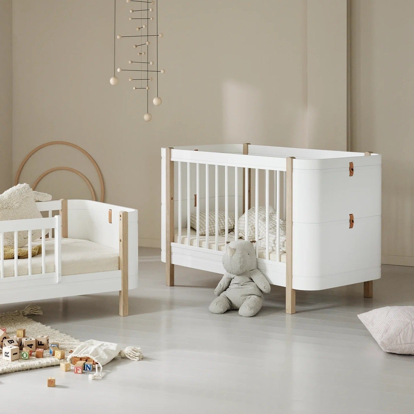 Oliver Furniture Wood Mini+ Cot Bed Incl. Junior Kit - White/Oak