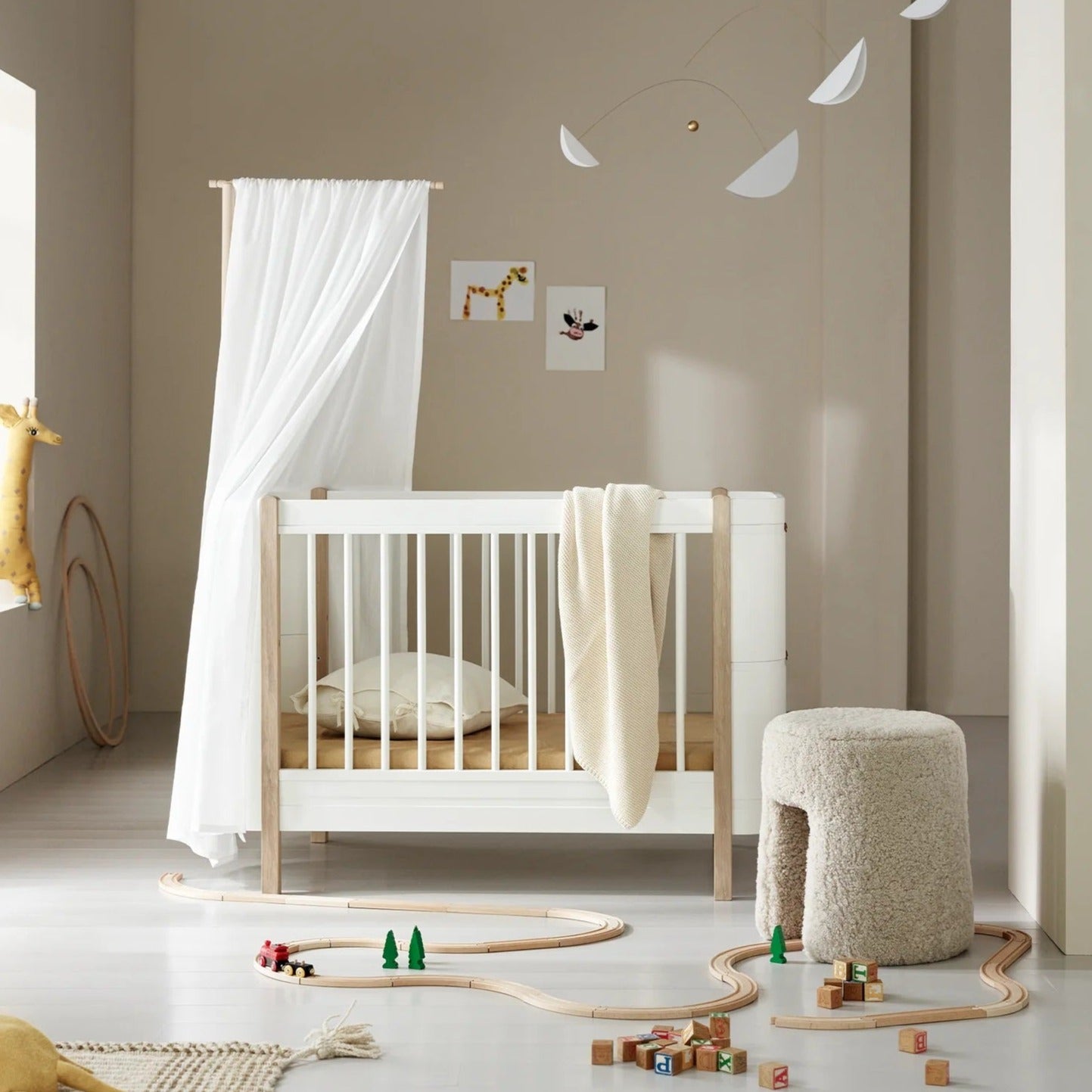 Oliver Furniture Wood Mini+ Cot Bed Incl. Junior Kit - White/Oak