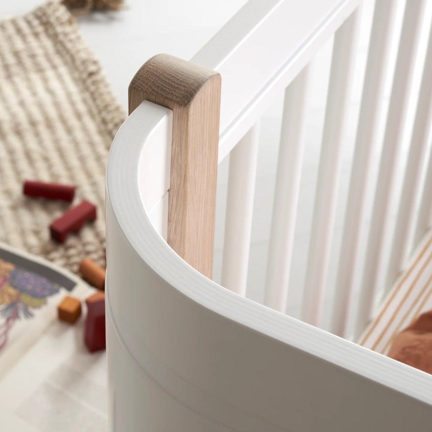 Oliver Furniture Wood Mini+ Cot Bed Incl. Junior Kit - White/Oak