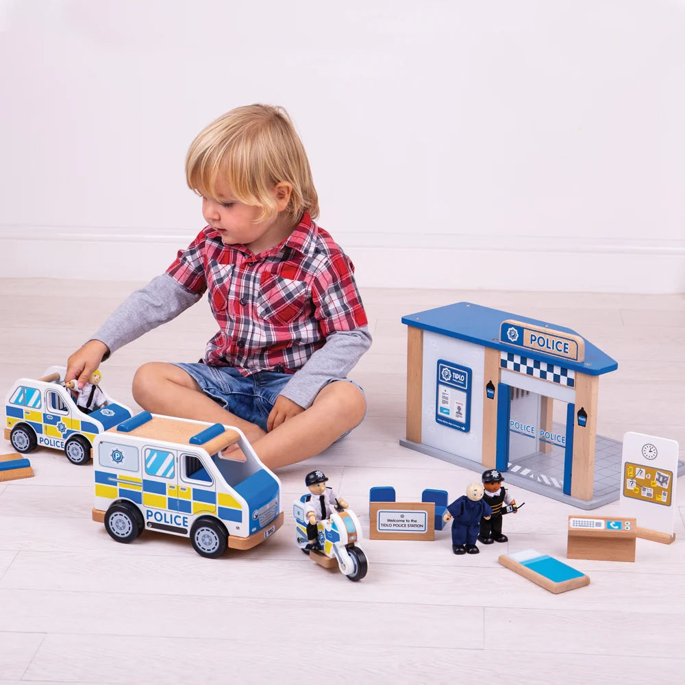 Tidlo Wooden Police Officers & Prisoner