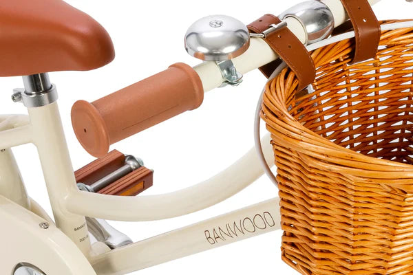 Children's bicycle with wicker basket and Banwood branding
