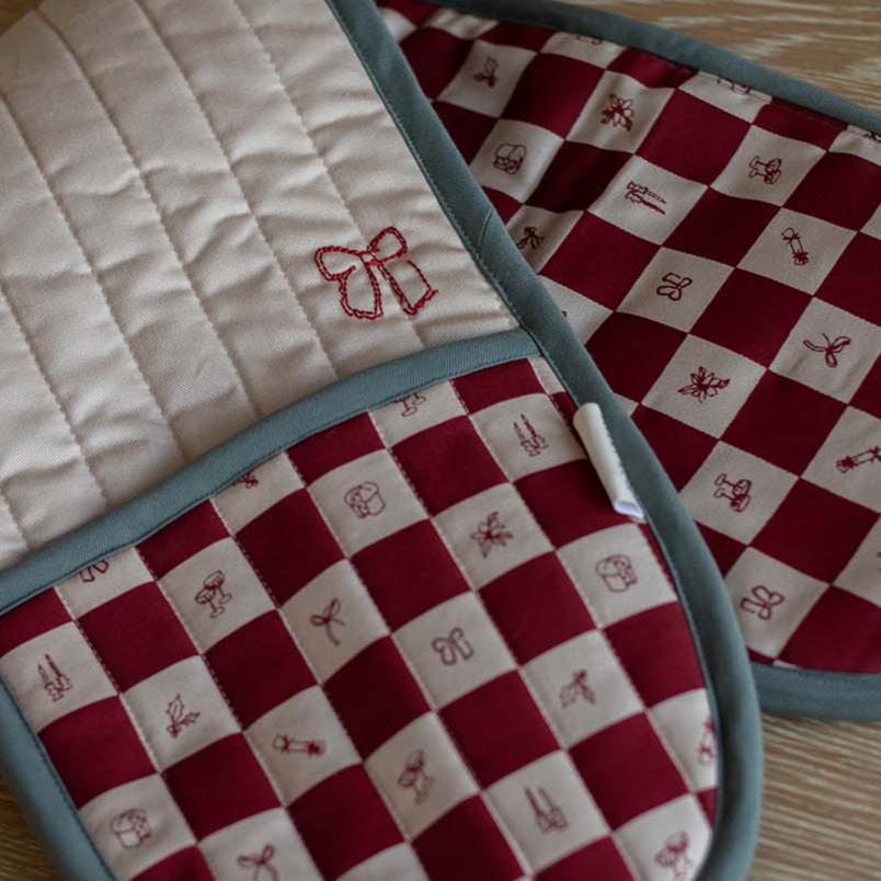 Avery Row Christmas Oven Gloves - Christmas Checkerboard