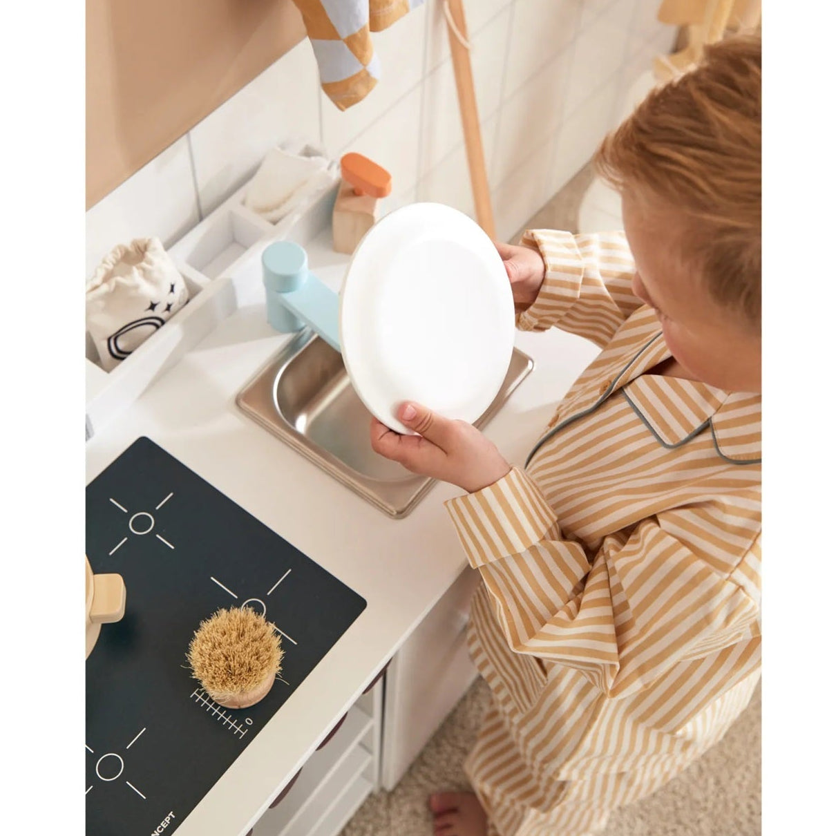 Kid's Concept Wooden Play Kitchen With Dishwasher