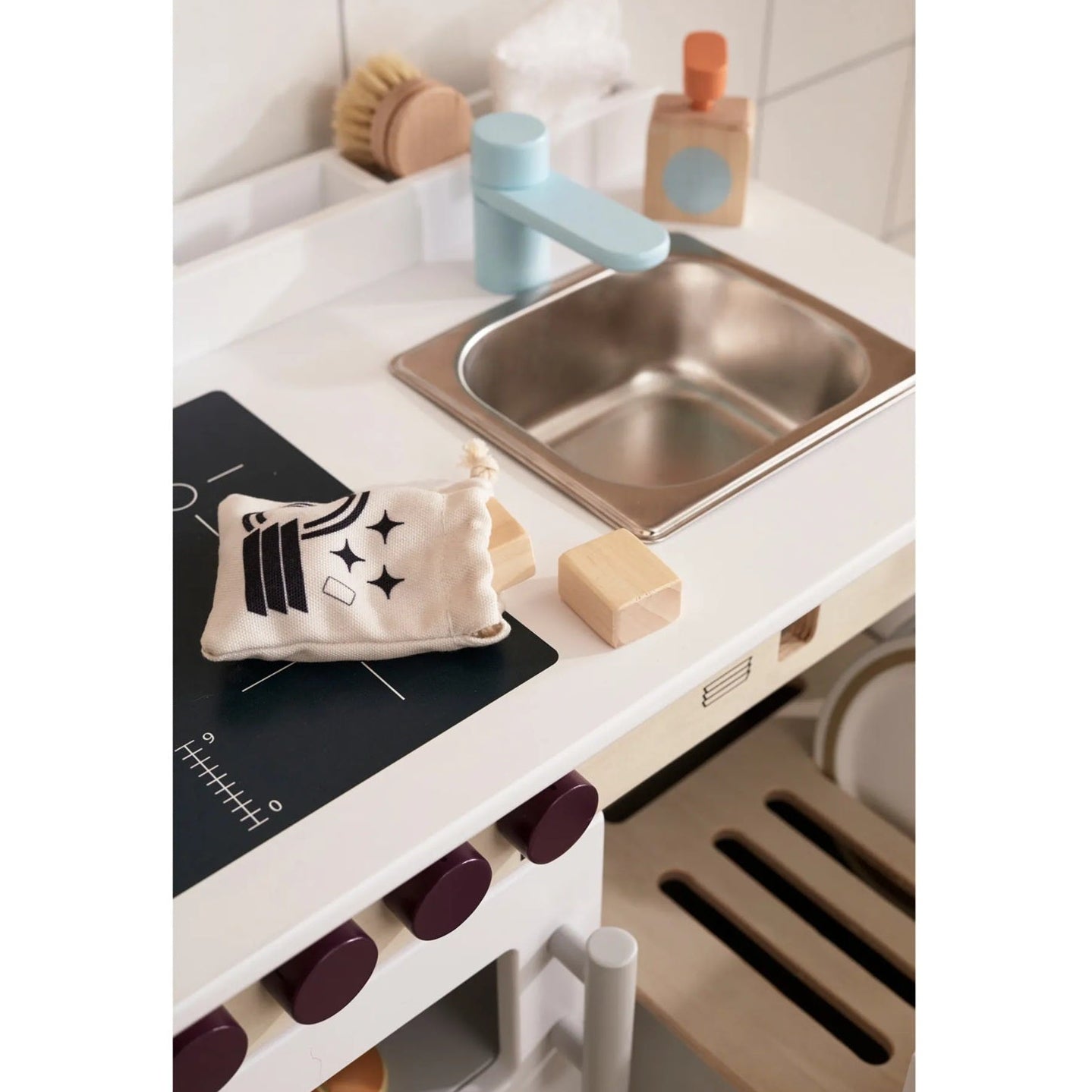 Kid's Concept Wooden Play Kitchen With Dishwasher