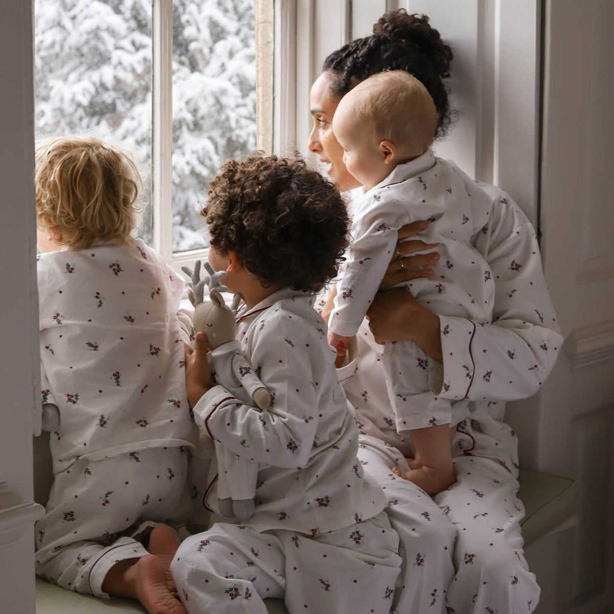 Avery Row Women's Flannel Pyjamas - Holly Scatter