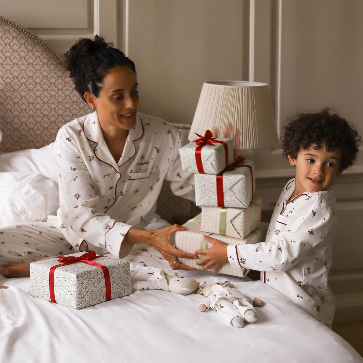 Avery Row Women's Flannel Pyjamas - Holly Scatter