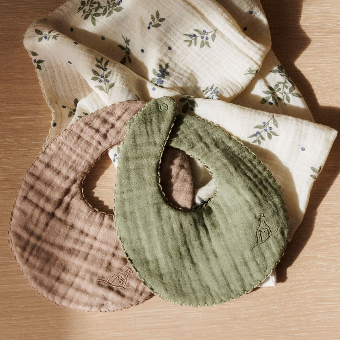 Dear April Koa 2-Pack Organic Bibs - Forest Green/Little Mouse