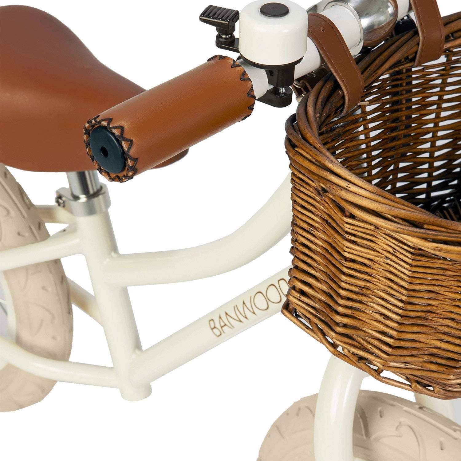 Close-up of a bicycle with a wicker basket and brown seat, featuring the brand 'Banwood'.